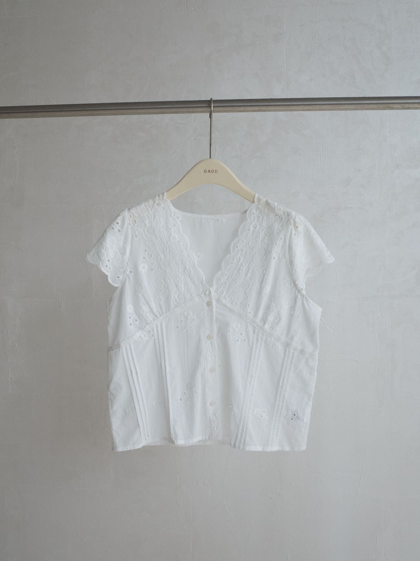 コットンカットワークレースブラウス｜Vネック・刺繍・フレンチスタイル