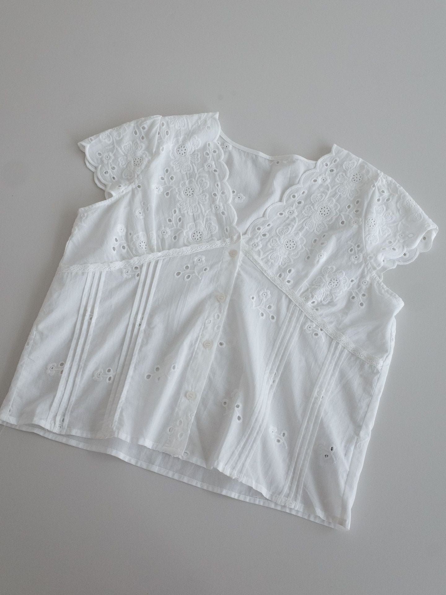コットンカットワークレースブラウス｜Vネック・刺繍・フレンチスタイル