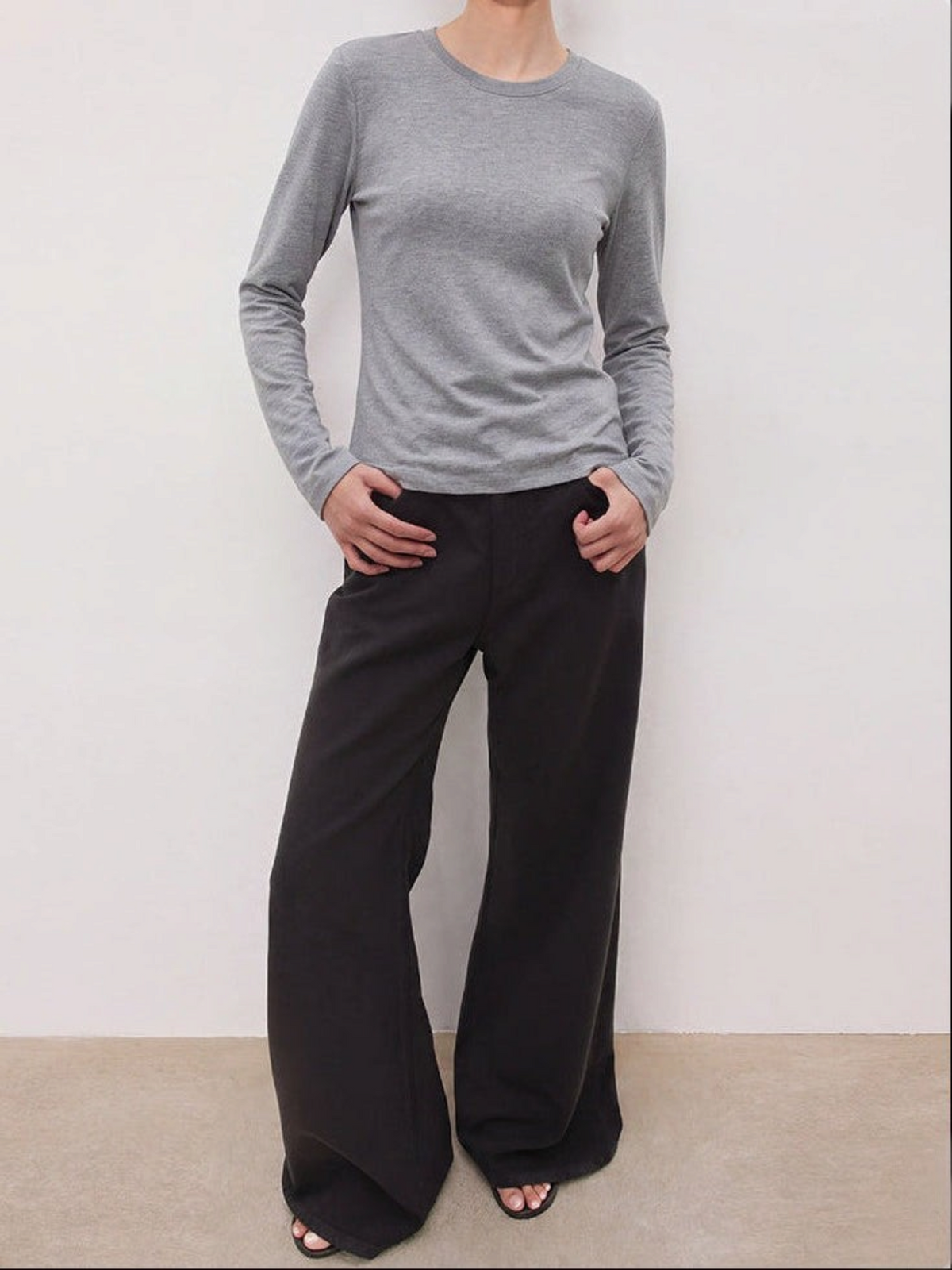 IROHI 灰色スラブコットン長袖Tシャツ、セットインショルダーで細見えするシルエットのベーシックなトップス