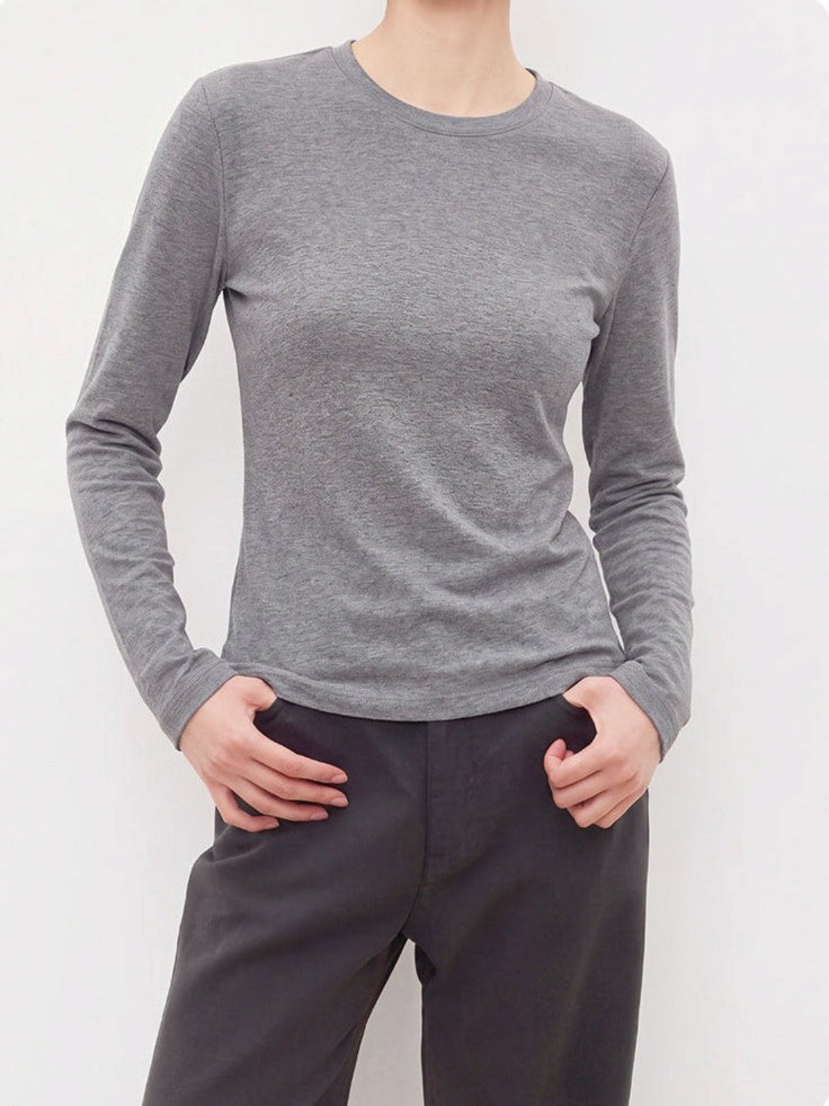 すっきり細見え。正肩スラブコットンの長袖Tシャツ。