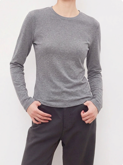 すっきり細見え。正肩スラブコットンの長袖Tシャツ。