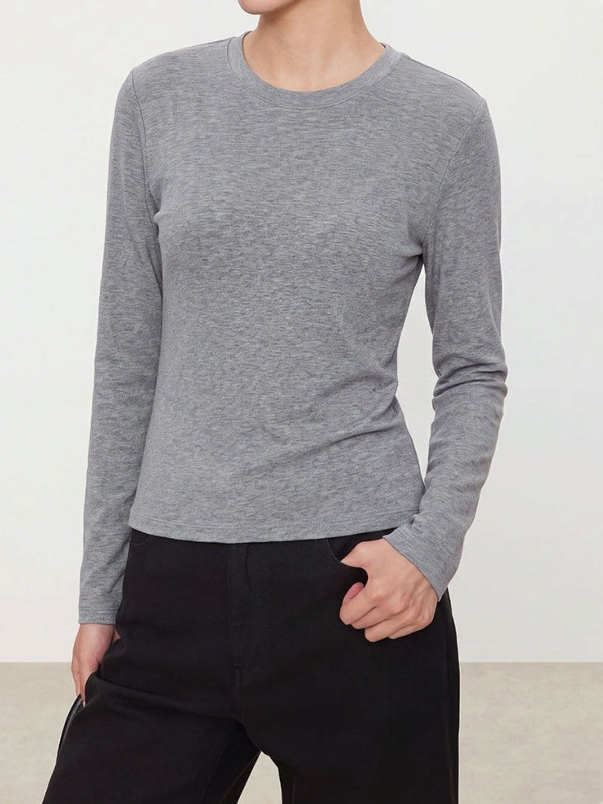 IROHI灰色スラブコットン長袖Tシャツ、正肩セットインショルダーで細見えするシルエット