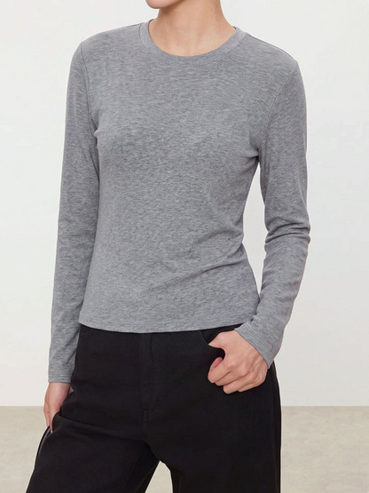 IROHI灰色スラブコットン長袖Tシャツ、正肩セットインショルダーで細見えするシルエット