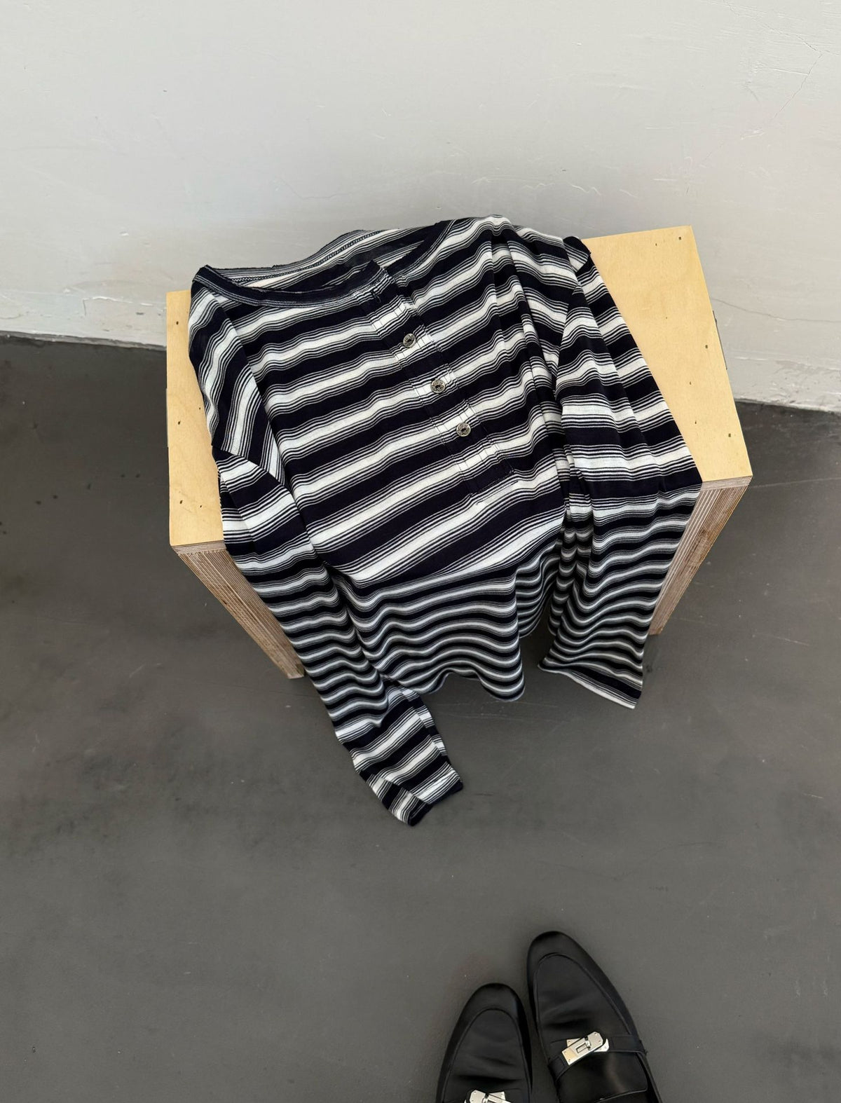 テンセルウールストライプロングT｜ヘンリーネック・ローエッジ