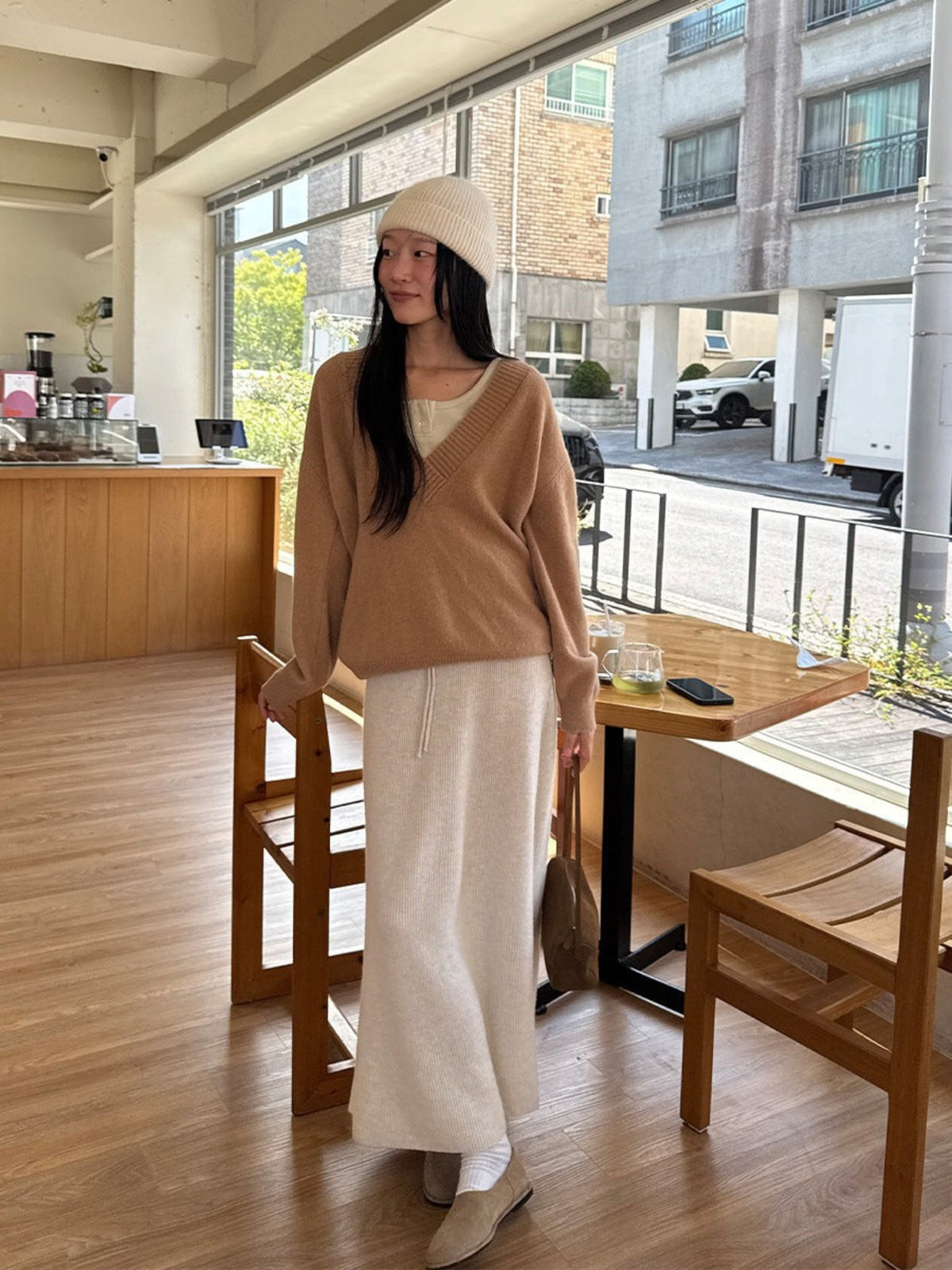 ウール×アルパカ Vネックニット 着用イメージ（2）