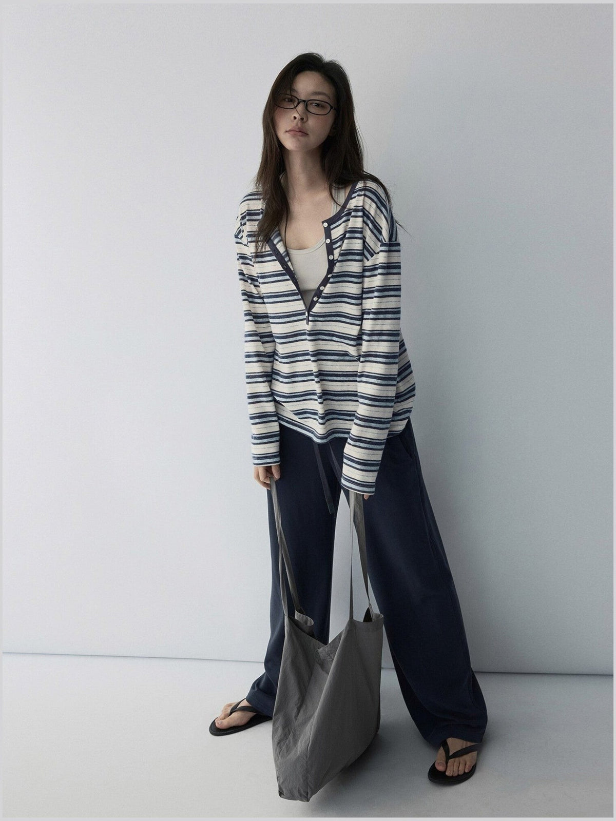 海を重ねたような縞。ヘンリーネックのロングTシャツ。