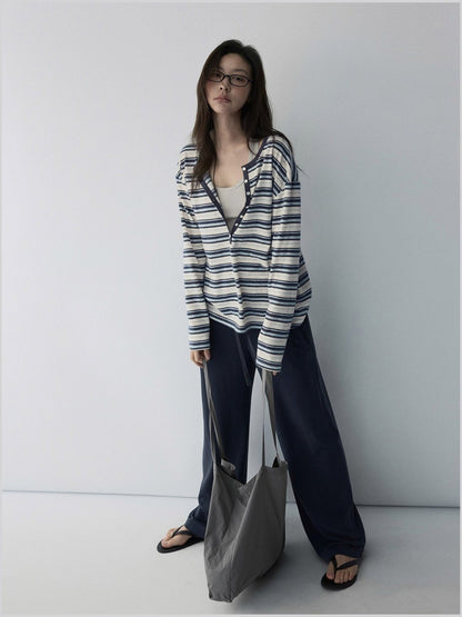 海を重ねたような縞。ヘンリーネックのロングTシャツ。