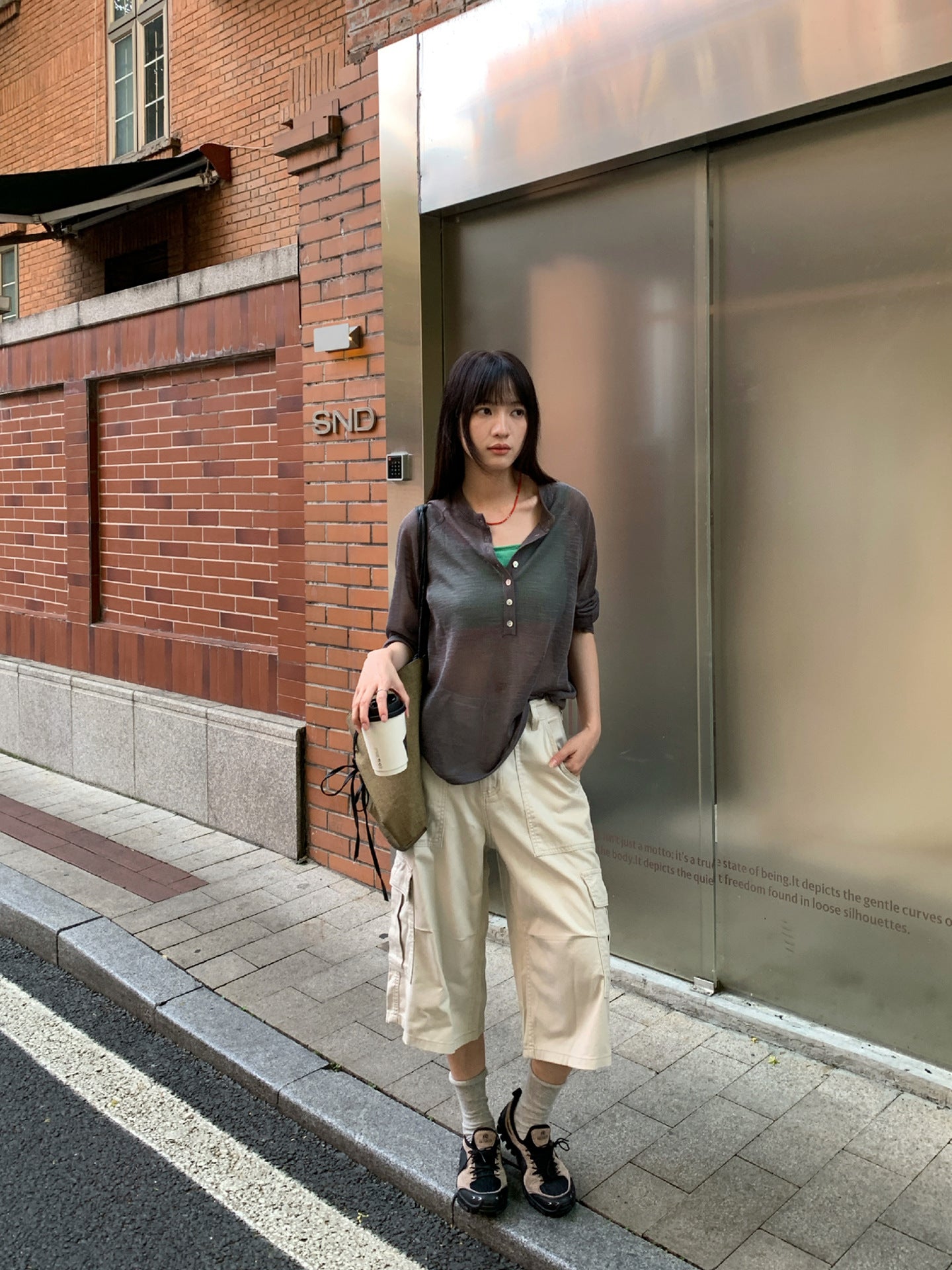 涼やかに、はく。カーゴクロップドパンツ