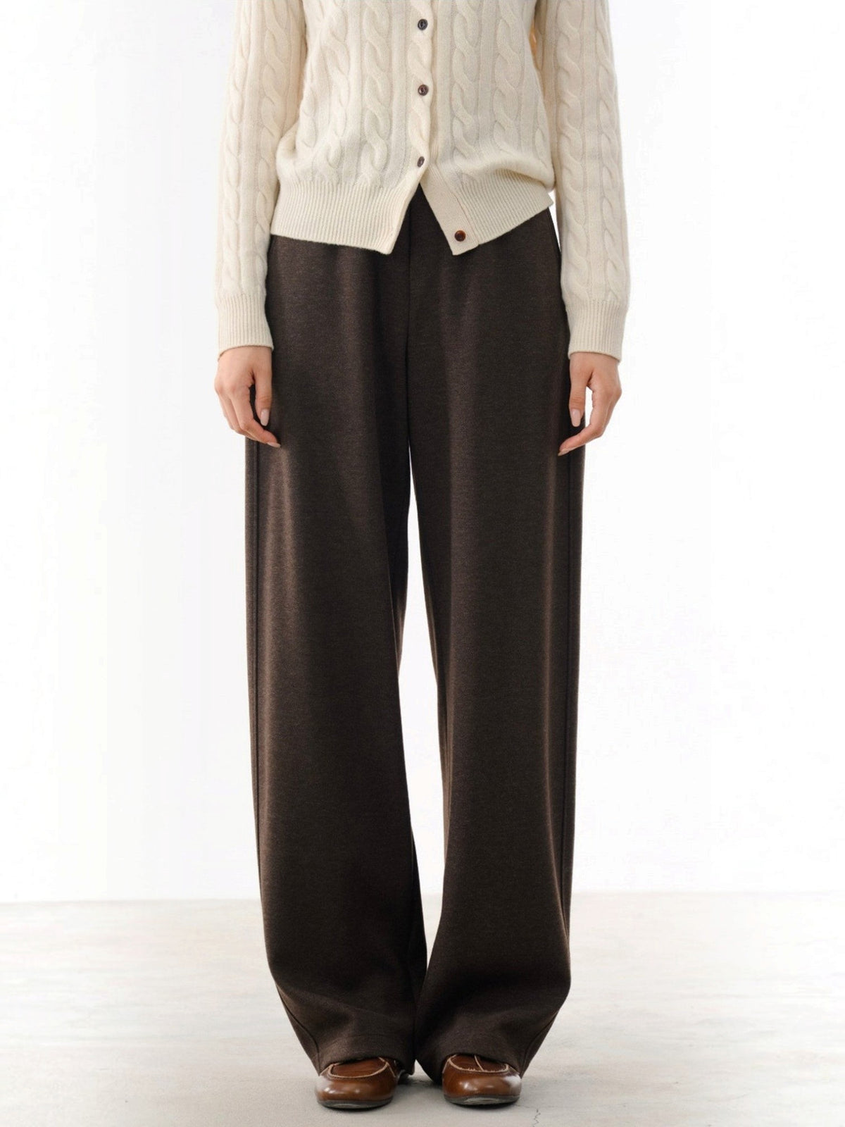 IROHI的深棕色羊毛混纺曲线阔腿裤，采用舒适的松紧腰设计，展现修长腿部线条。