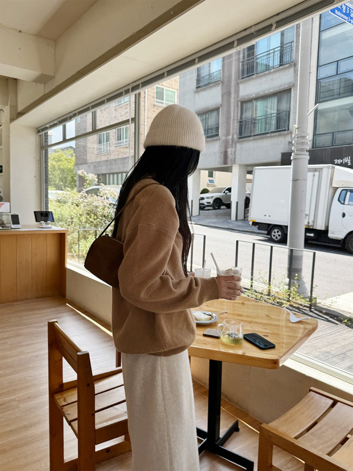 ウール×アルパカ Vネックニット 着用イメージ（3）