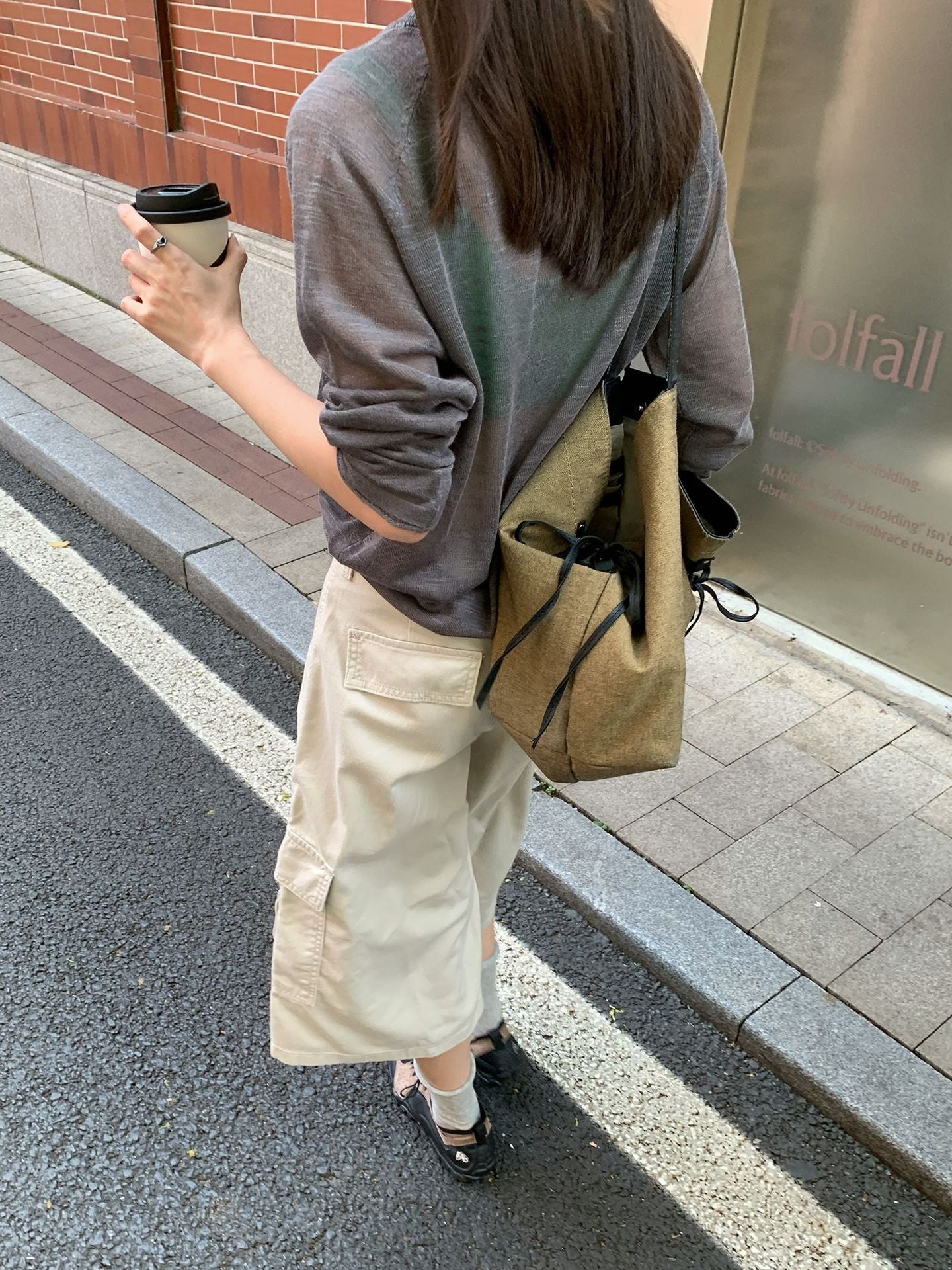 涼やかに、はく。カーゴクロップドパンツ