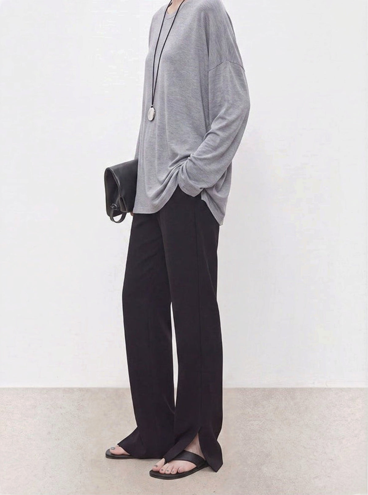 すっきり長く見える。サイドスリットのストレートパンツ。