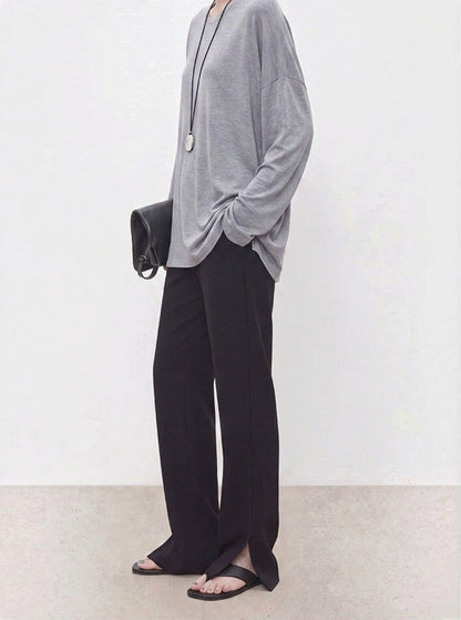 すっきり長く見える。サイドスリットのストレートパンツ。