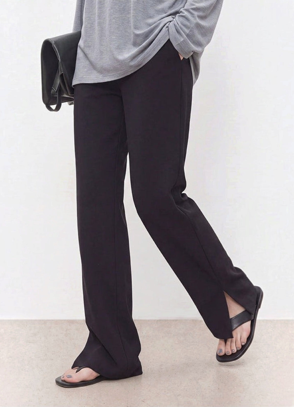すっきり長く見える。サイドスリットのストレートパンツ。