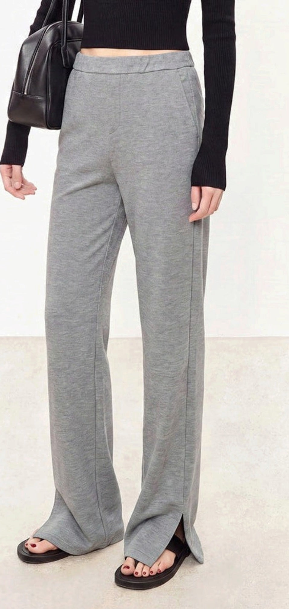 すっきり長く見える。サイドスリットのストレートパンツ。
