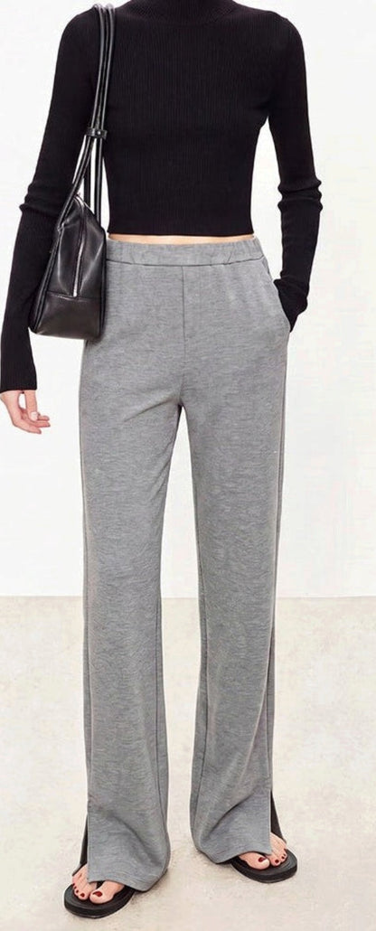 すっきり長く見える。サイドスリットのストレートパンツ。