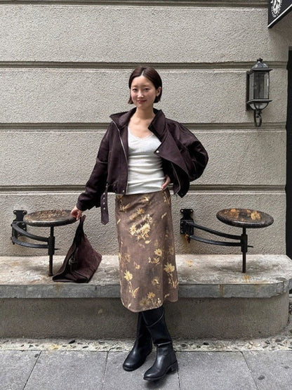 IROHI 模特身穿油画风花卉印花麂皮中长裙，搭配深棕色外套与黑色长靴，展现秋季优雅穿搭。